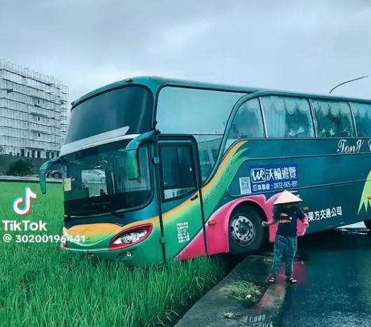 (遊覽車被吹進稻田片)海葵颱風/遊覽車擋不住強風 被吹進稻田裡 64 | 社會 社會 記者爆料網