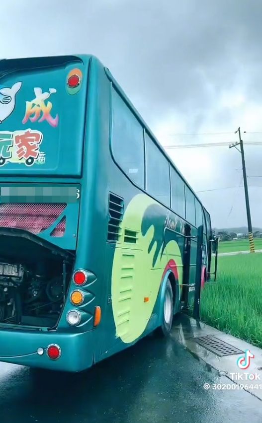 (遊覽車被吹進稻田片)海葵颱風/遊覽車擋不住強風 被吹進稻田裡 63 1 | 社會 社會 記者爆料網