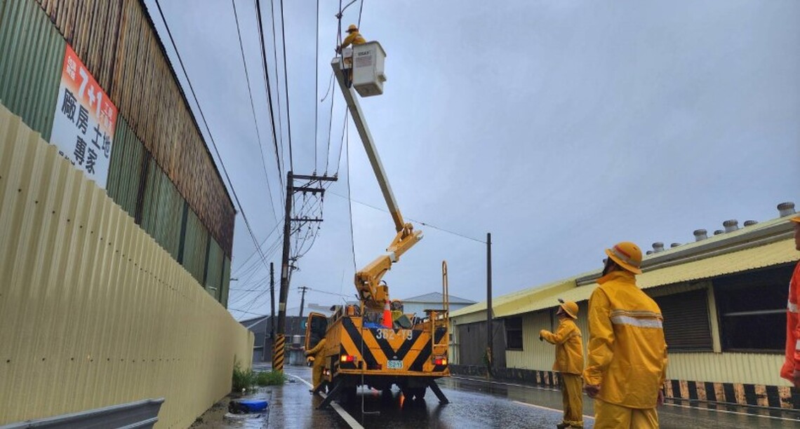 海葵颱風來襲 台電高雄區處力拚今日全數復電