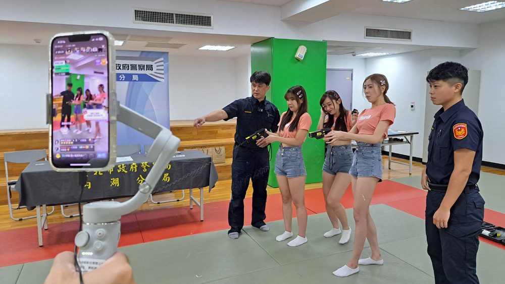 富邦女孩學習防身術 首次體驗電擊棒「驚嚇百分百」