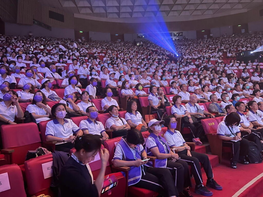 圖說:在國父紀念館舉辦的「返老還童臺南希望園區」啟用發佈會,來自全世界的返老還童氣功的志工、教練和癌症朋友約2500人參與。