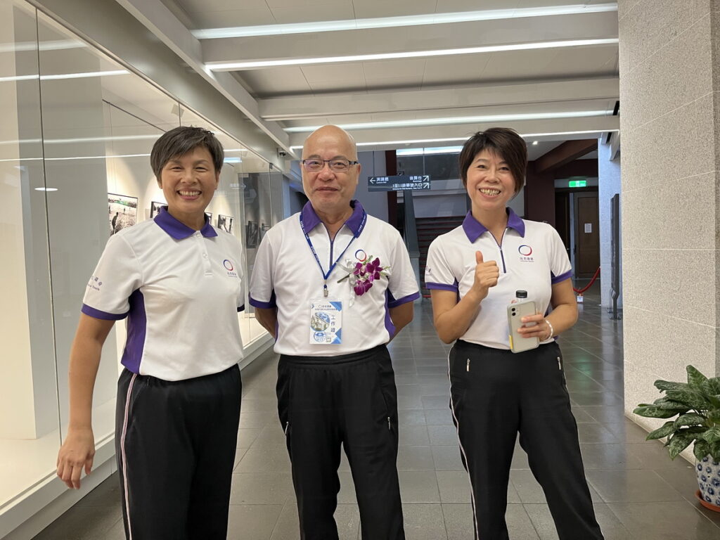圖說:發佈會上返老還氣功協會學員(左)賴玫宏、執行長陳漢清(中間)與學員謝鳯嬌(右)合影。