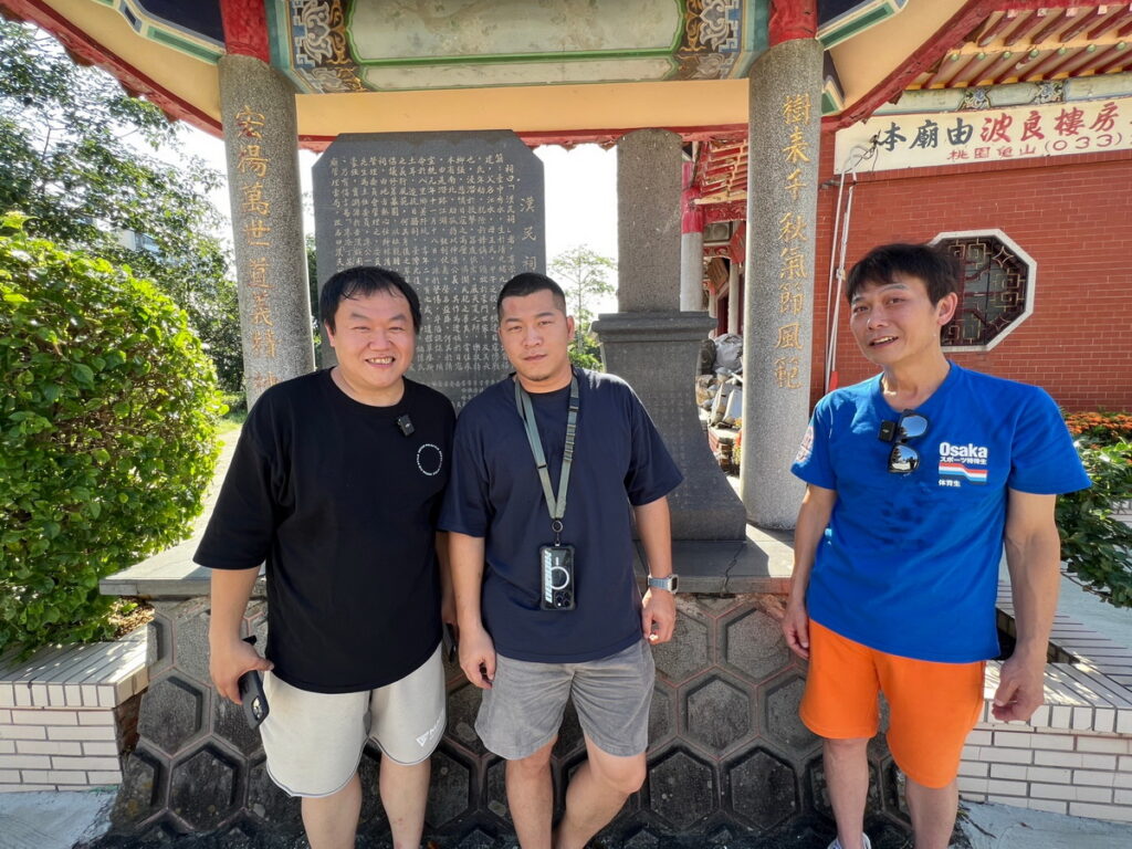 (左起)YouTube頻道「看你老墓」主持人司徒娃娃、草爺、錢小豪到廖添丁廟見「詭事」聽聞民眾瘋拔墳頭草治病！