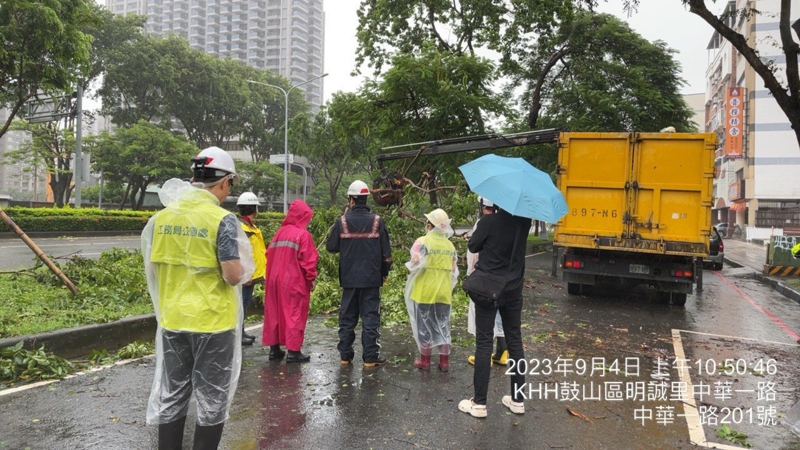 ▲清潔隊抓斗車於中華一路清理倒塌路樹(記者王苡蘋翻攝)