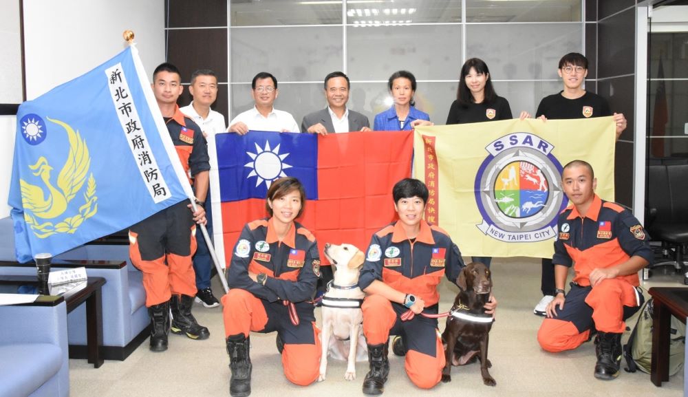 《圖說》新北消犬隊出國局長授旗儀式,後排中為消防局長李清安。〈特搜大隊提供〉