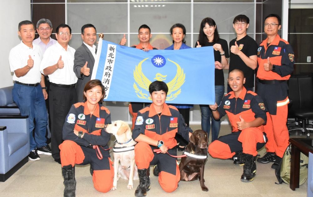 《圖說》新北消犬隊出國授旗儀式二。〈特搜大隊提供〉