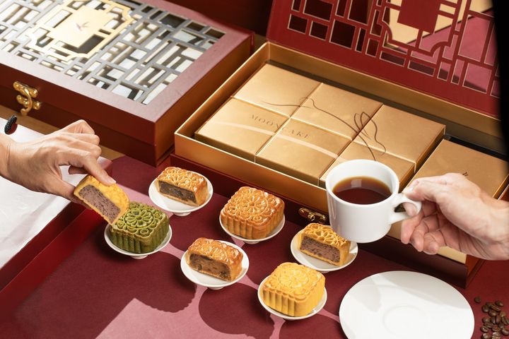 月圓人團圓的中秋節,添購月餅可致贈親友、或自己在家享受時令美味。 圖:台南大員皇冠假日酒店/提供