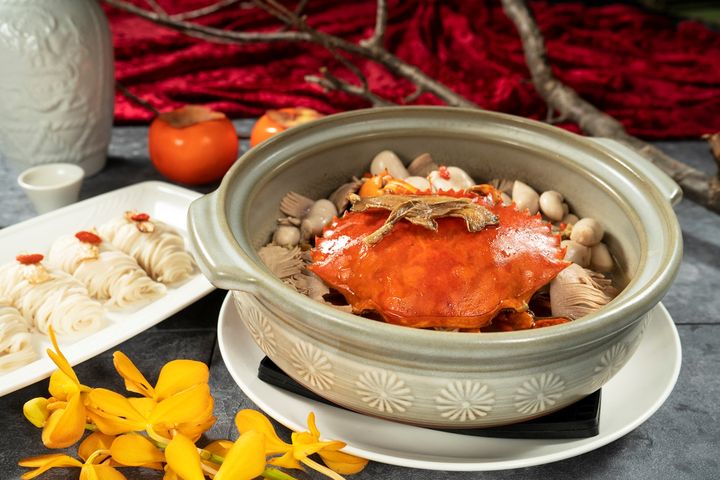 「麻油雙腰浸肥蟹」有麻油雙腰加上豐腴秋蟹,是點題季節的菜色。 圖:福容大飯店桃園機場捷運A8店/提供