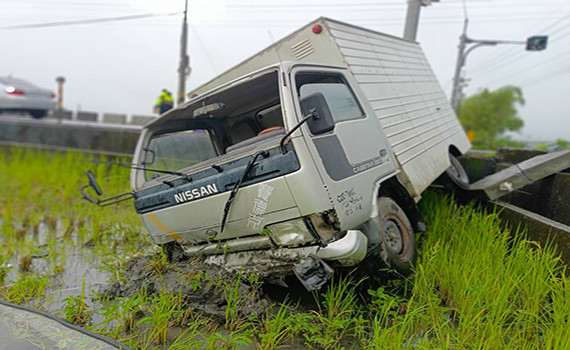 逃逸外勞駕駛小貨車與自小客碰撞「犁田」 這下麻煩大了
