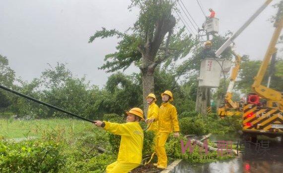 海葵颱風襲捲南台3萬餘戶未復電 台電派7縣市19班馳援高雄、台東