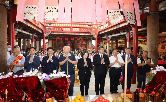 蔡英文參與新竹縣義民廟祭祀大典 明(5)日出訪史瓦帝尼獲贈平安符