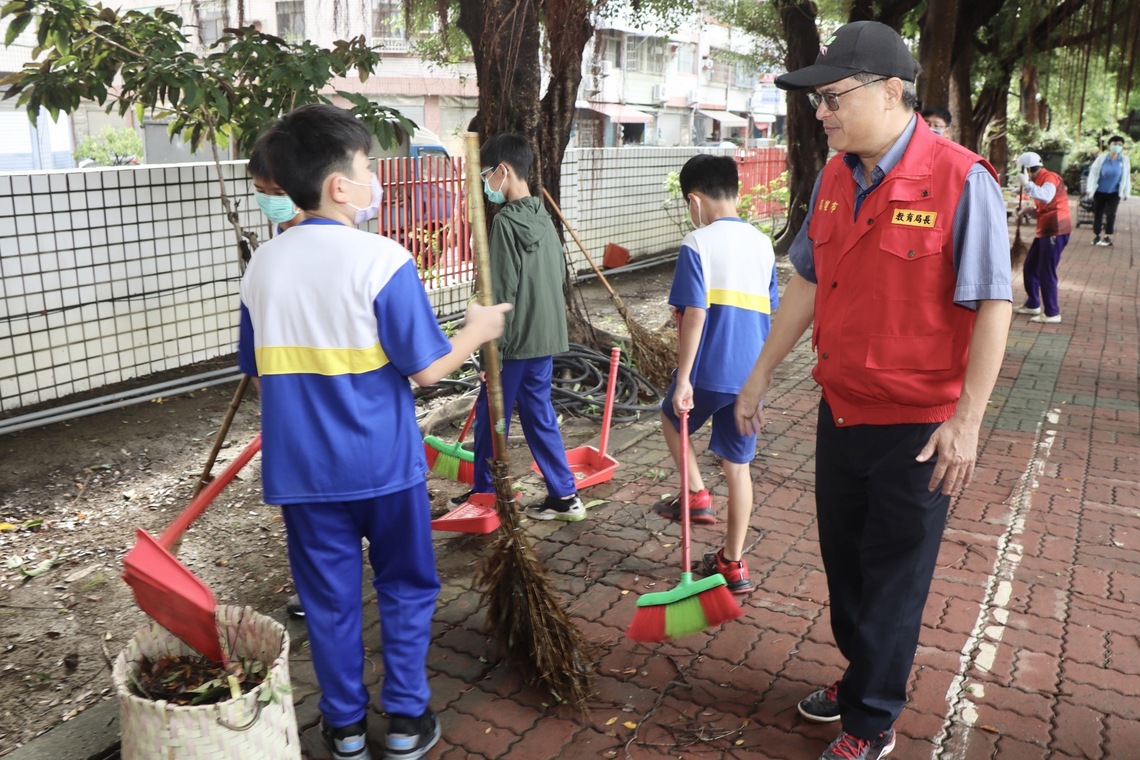 漾新聞|教育局長謝文斌到校園關心風災後環境清理提醒防範登革熱