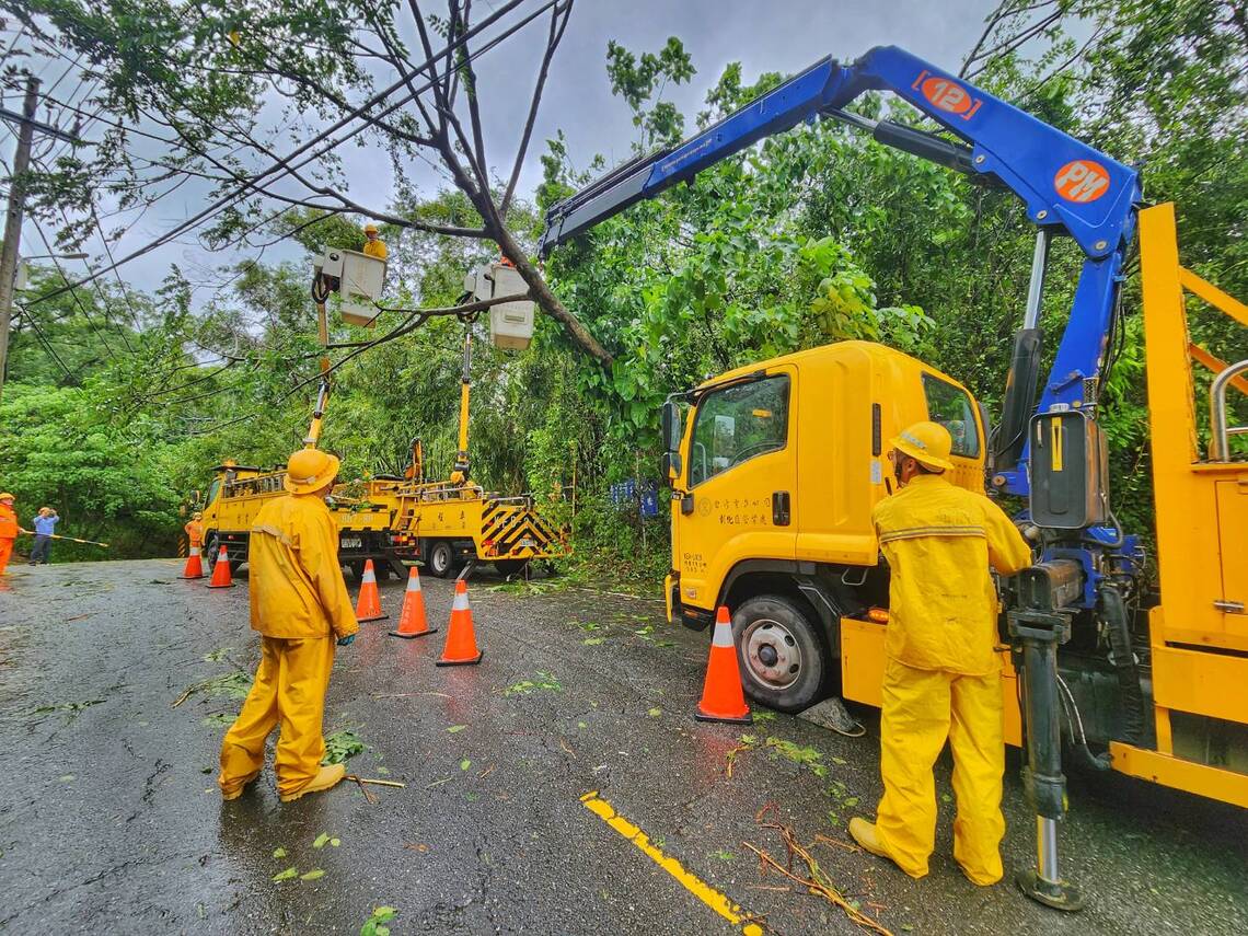 漾新聞|海葵造成8萬戶停電 台電各區前來救援搶修30小時復電