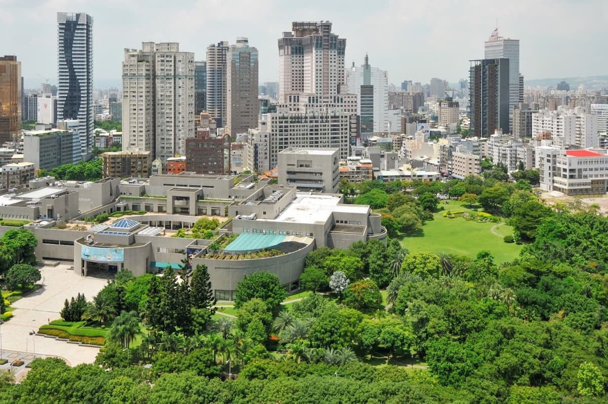 亞昕丰山規劃28層超高大樓,低樓層即可俯瞰4萬坪綠地。