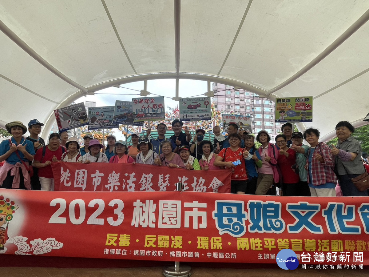 壢警深入地方文化,主動出擊宣導交通安全與反詐欺。