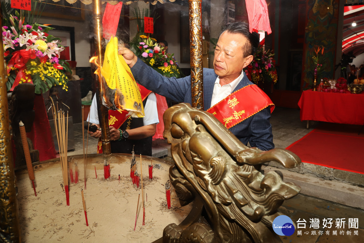 民雄大士爺祭今（5日）清晨紙糊神尊開光後正式登場，縣長翁章梁及大士爺廟董事長周漳炎率董監事等地方各界祈福團拜／嘉義縣政府提供