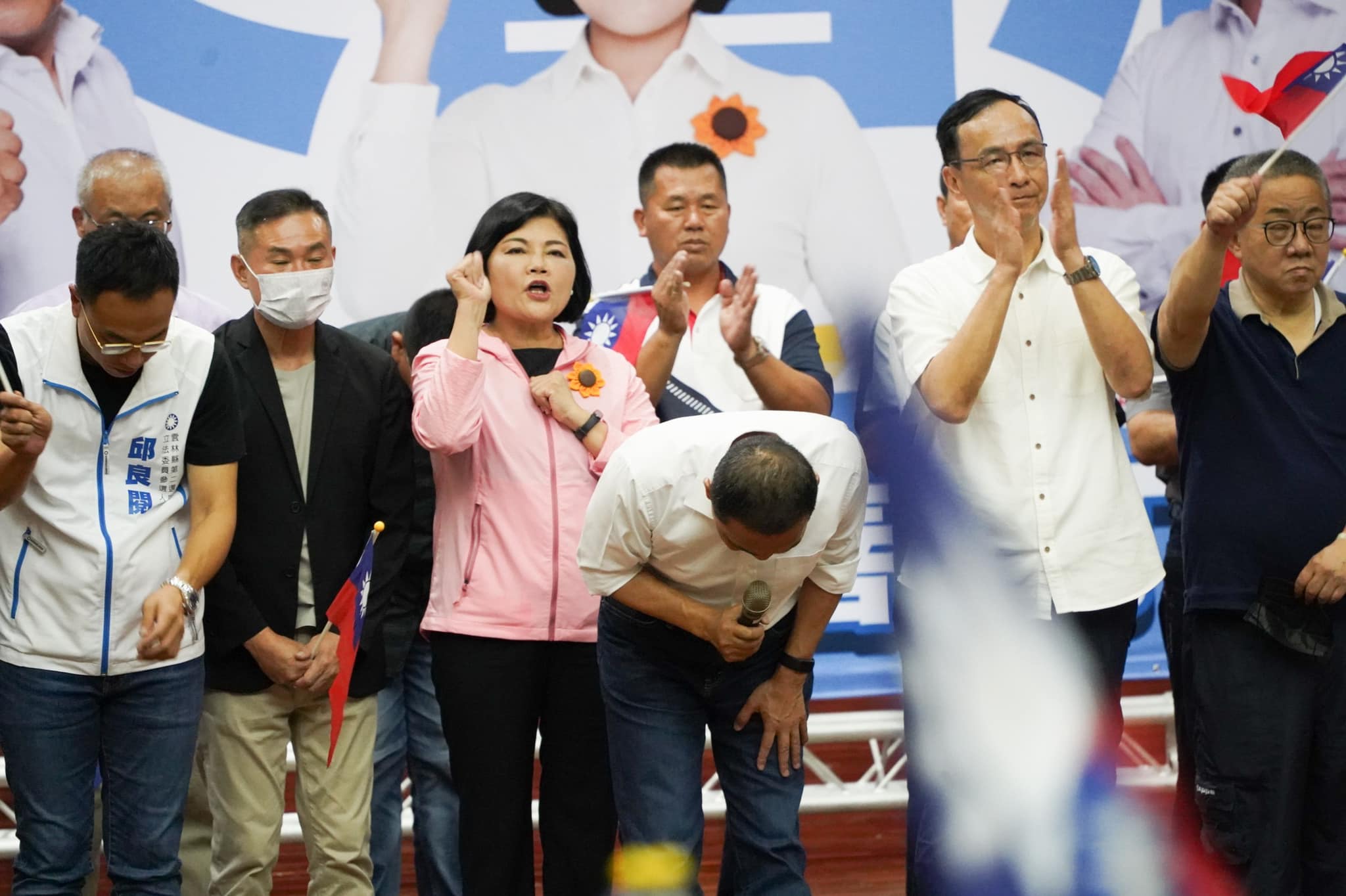 雲林縣長張麗善(粉色外套者)說國民黨總統參選人侯友宜將有重大宣布。翻攝張麗善臉書
