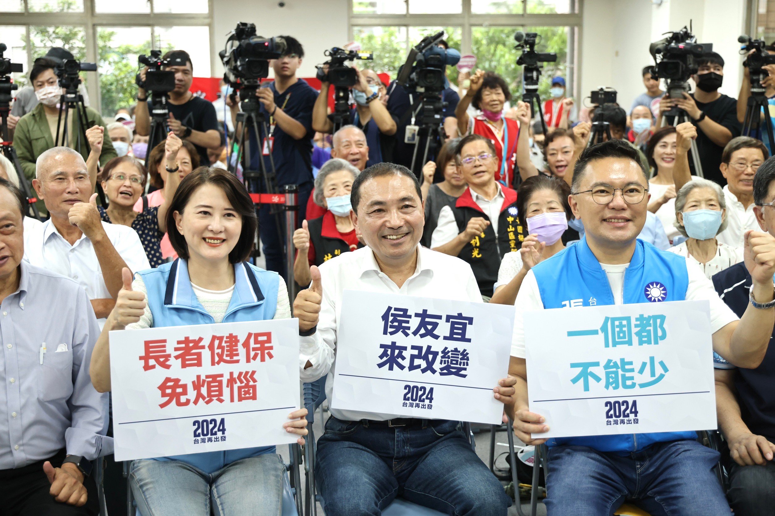 侯友宜宣布65歲以上長者健保全額補助。林啟弘攝