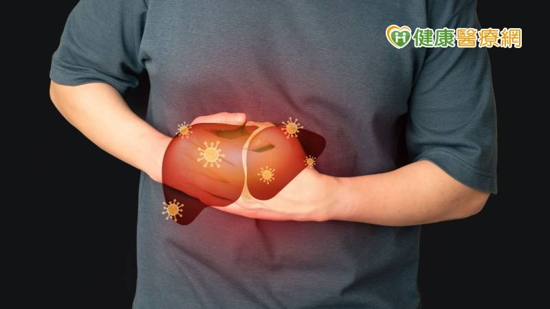 脂肪肝男喝酒澆愁險沒命 醫曝真正主因