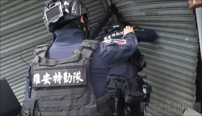 裝甲車破門 鐵門變廢鐵