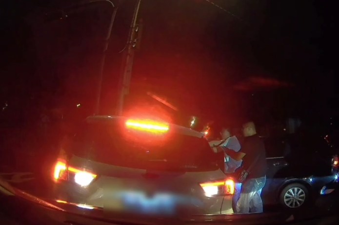 (追捕嫌犯開槍片)嫌犯驅車衝撞 警開槍射擊輪胎逮人 69 | 社會 社會 記者爆料網