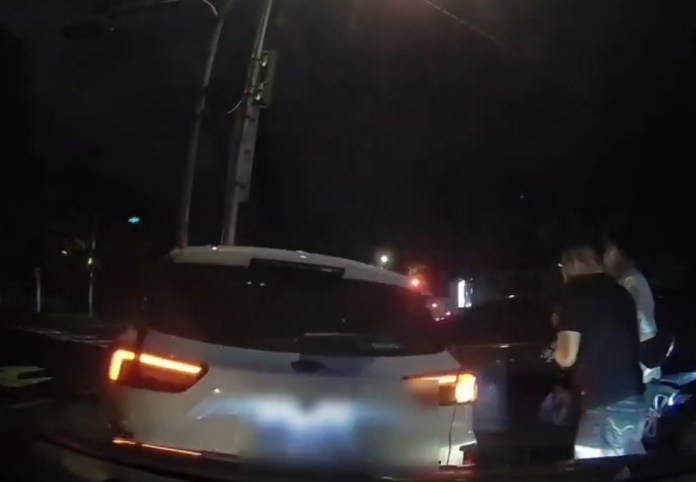 (追捕嫌犯開槍片)嫌犯驅車衝撞 警開槍射擊輪胎逮人 66 | 社會 社會 記者爆料網