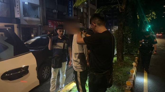 (追捕嫌犯開槍片)嫌犯驅車衝撞 警開槍射擊輪胎逮人 67 | 社會 社會 記者爆料網
