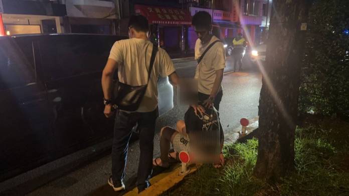 (追捕嫌犯開槍片)嫌犯驅車衝撞 警開槍射擊輪胎逮人 68 | 社會 社會 記者爆料網