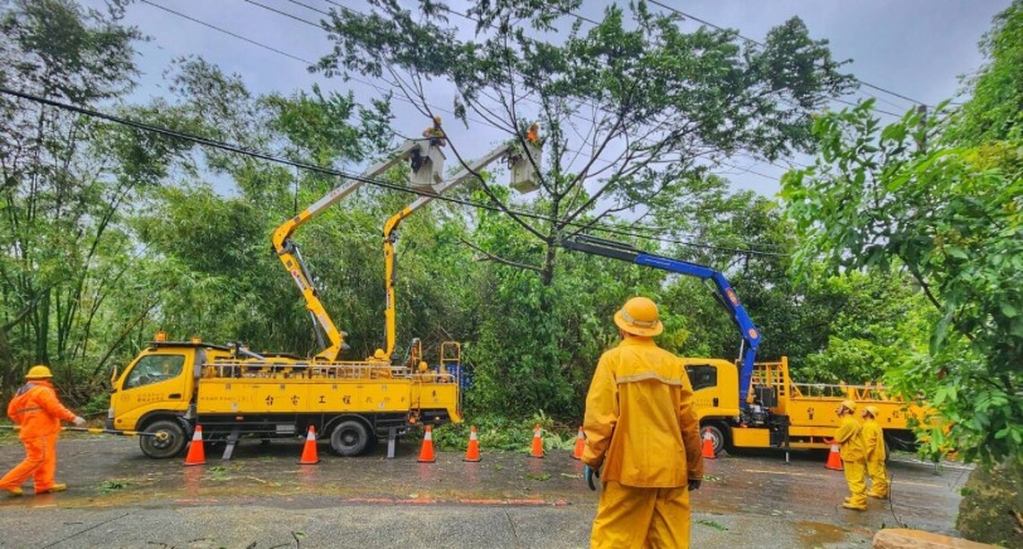 台電其他區處也來了!搶修30小時!高雄總停電8萬户剩8户!