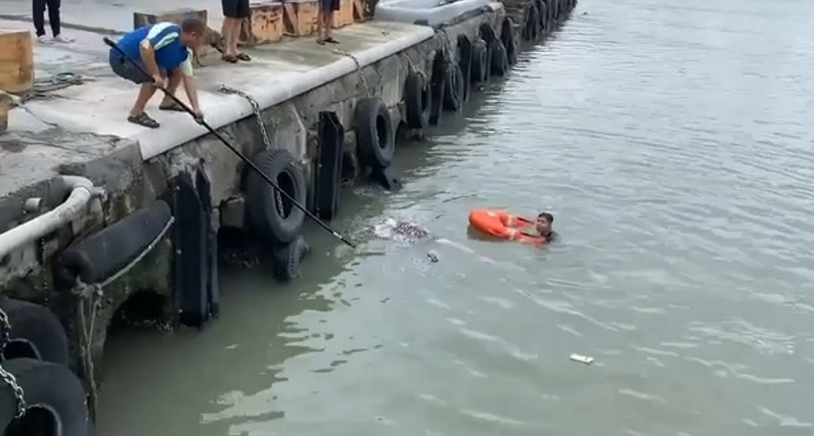 婦人騎單車墜枋寮港區 海巡漁民合力救援