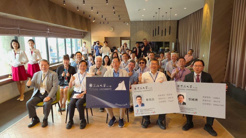 東海大學宣告正式發行官方版校友證，號召全球約15萬名校友加入。 記者會出席貴賓大合影。（圖/陳惠玲攝影） 