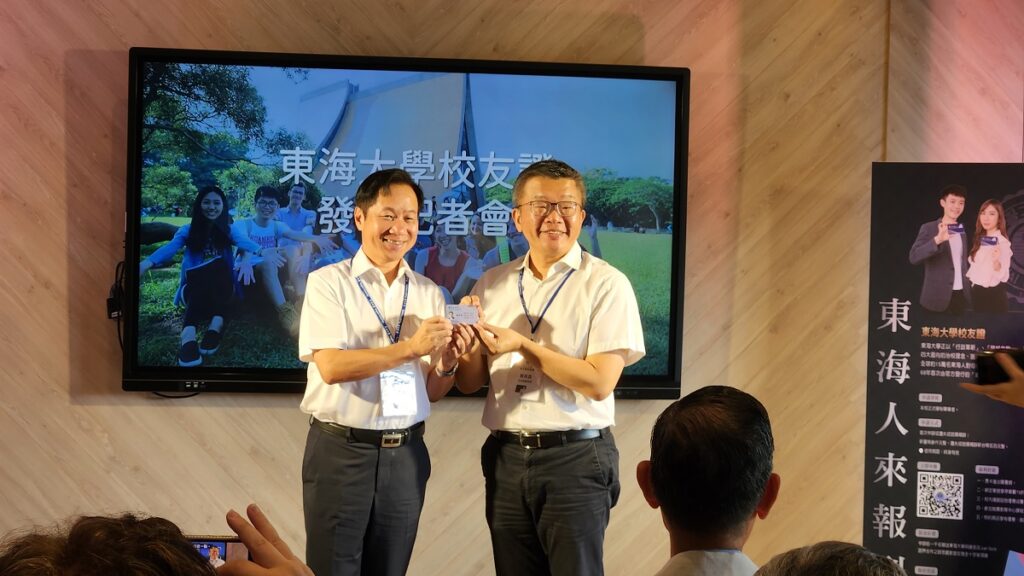 立法院副院長蔡其昌擔任「東海大學校友證」代言人之一。（圖/陳惠玲攝影）