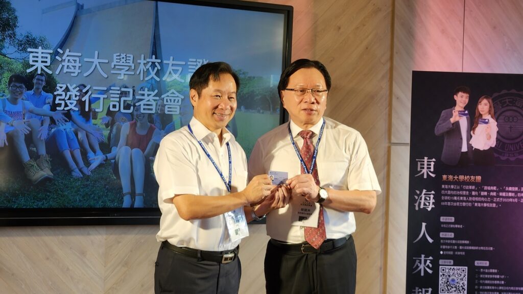 金可集團董事長蔡國洲擔任「東海大學校友證」代言人之二。（圖/陳惠玲攝影）