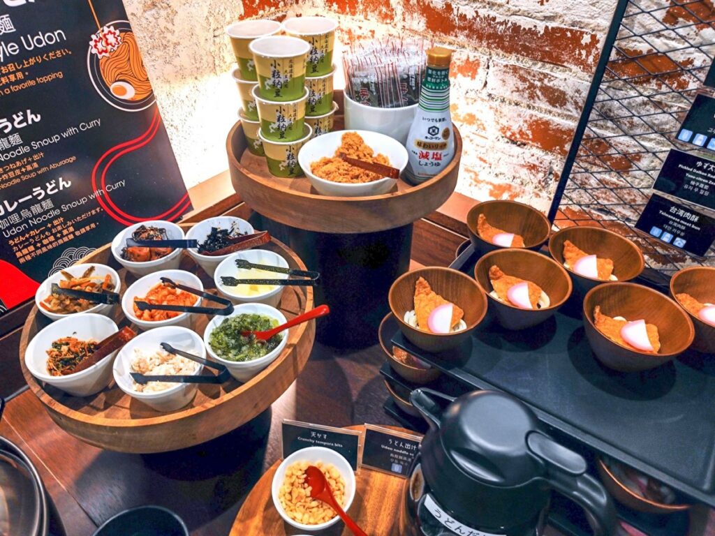 專案免費贈送每位旅人Just-Cafe台日雙饗自助式早餐,有茶葉蛋、貢丸湯、肉鬆等台灣空運直送道地美食,及正統的關西風味烏龍麵、高湯厚蛋捲等在地人氣特色料理。圖/業者提供