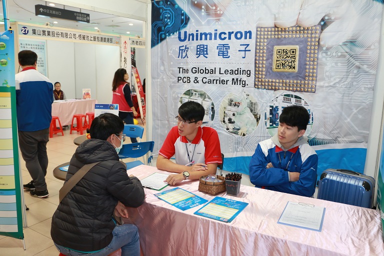 三重體育館徵才現場民眾面試。(圖/新北市政府提供)