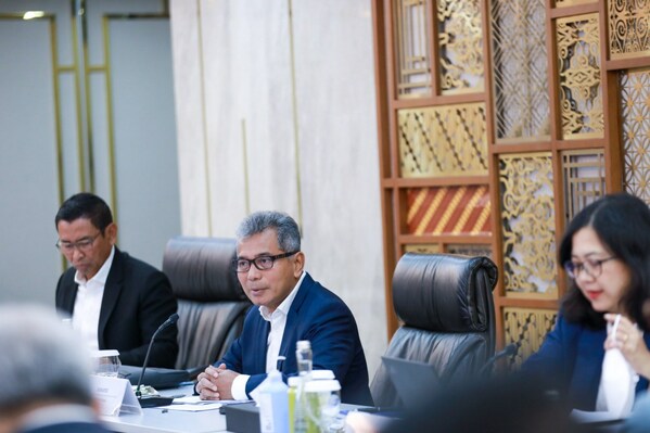 Left to right: Catur Budi Harto, Vice President Director BRI; Sunarso, President Director BRI; and Viviana Dyah Ayu, Chief Financial Officer BRI Left to right: Catur Budi Harto, Vice President Director BRI; Sunarso, President Director BRI; and Viviana Dyah Ayu, Chief Financial Officer BRI