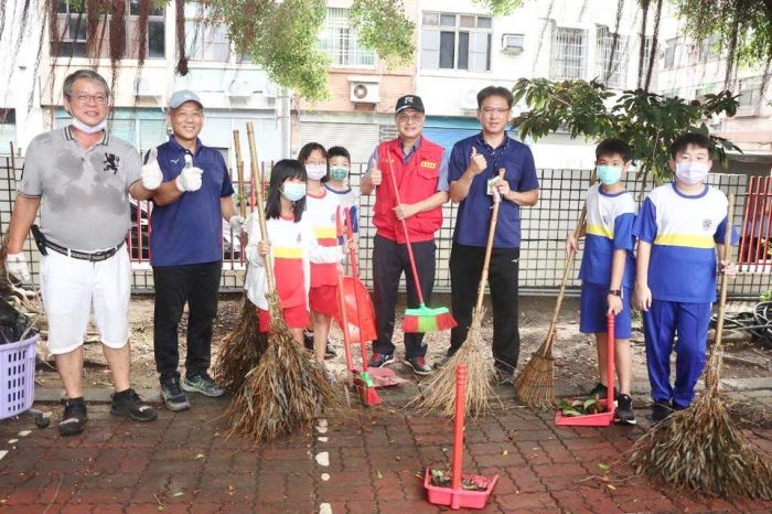高市教育局長謝文斌關心校園颱風後環境清理