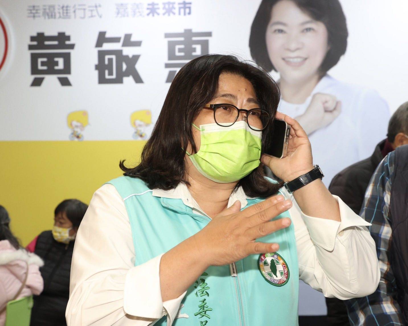 勇媽市長黃敏惠當選民進黨委員王美惠親往總部道賀。(網路翻拍)
