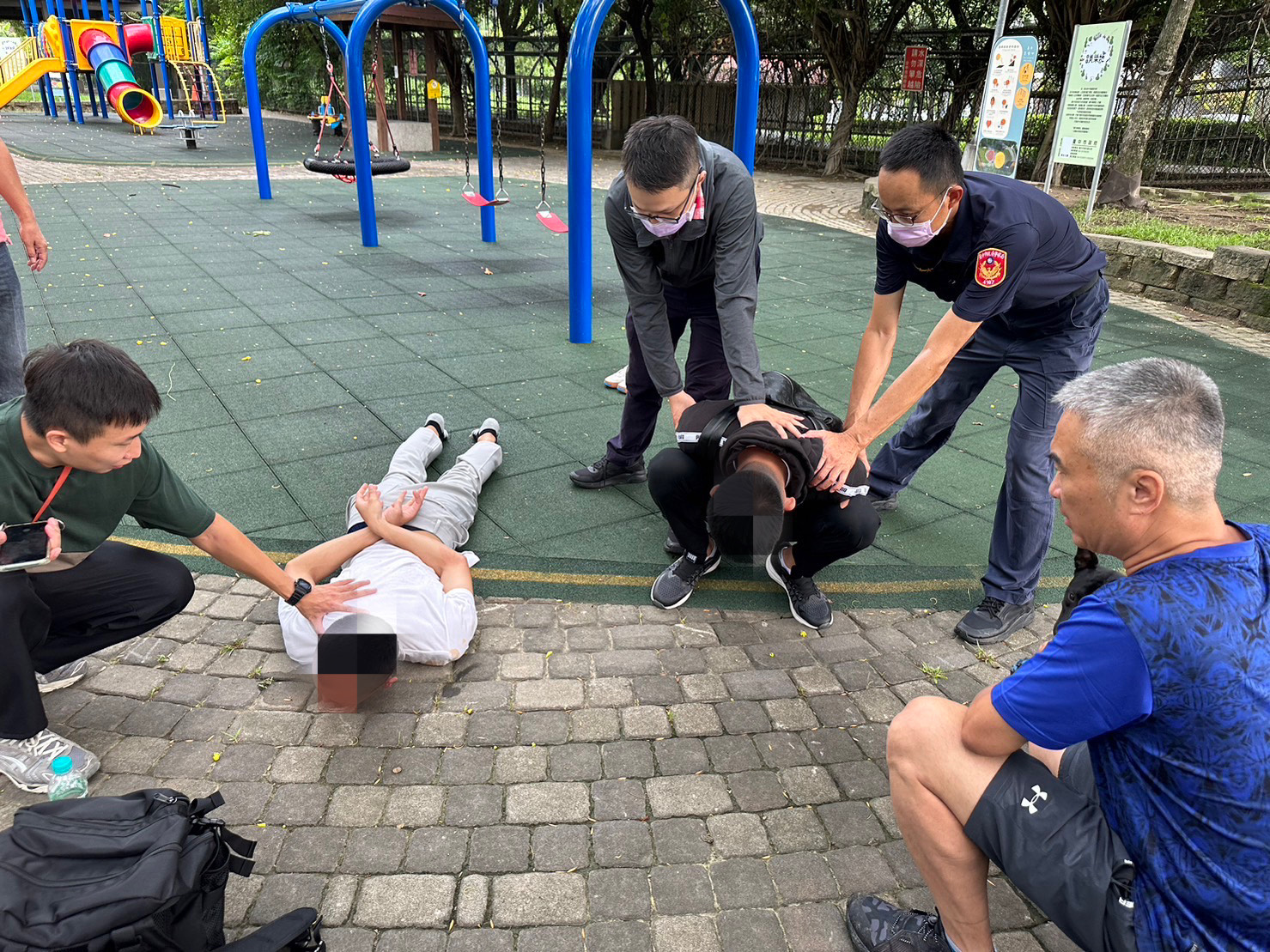 所長邱量虔帶著警犬Lucky不斷對犯嫌吠叫在旁警戒(圖:記者郭于榛翻攝)