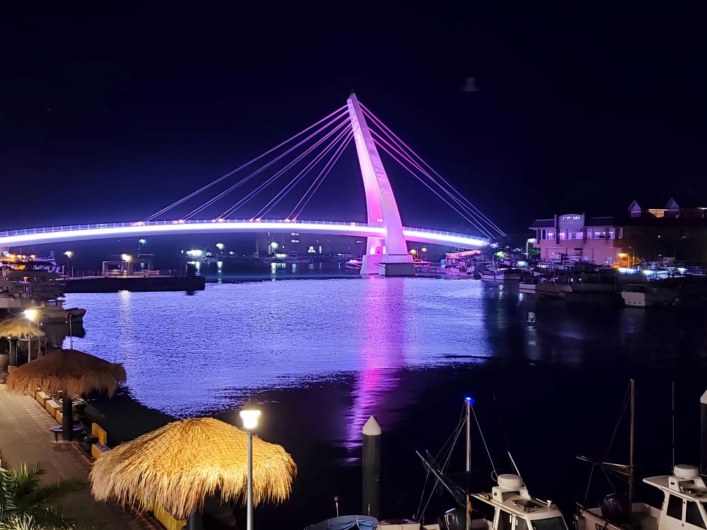 《圖說》夜晚的淡水也有不同風采,圖為淡水情人橋夜景。〈觀旅局提供〉