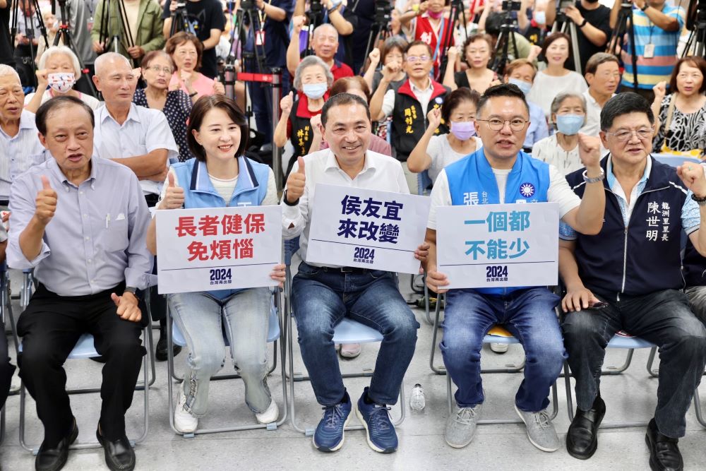 《圖說》侯友宜前往崇實區民活動中心,與銀髮族一起跳動健康。〈侯競辦提供〉