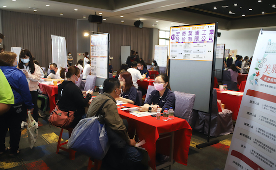 嘉義縣政府9日在民雄國中徵才 現場釋出超過1200個職缺
