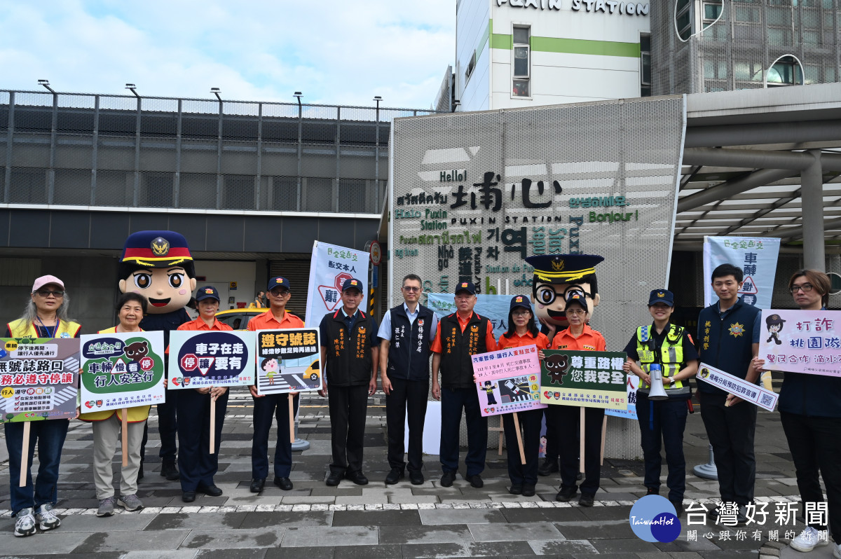 楊梅警分局提醒駕駛人「車輛慢看停、行人安全行」，以降低行人交通事故的發生。