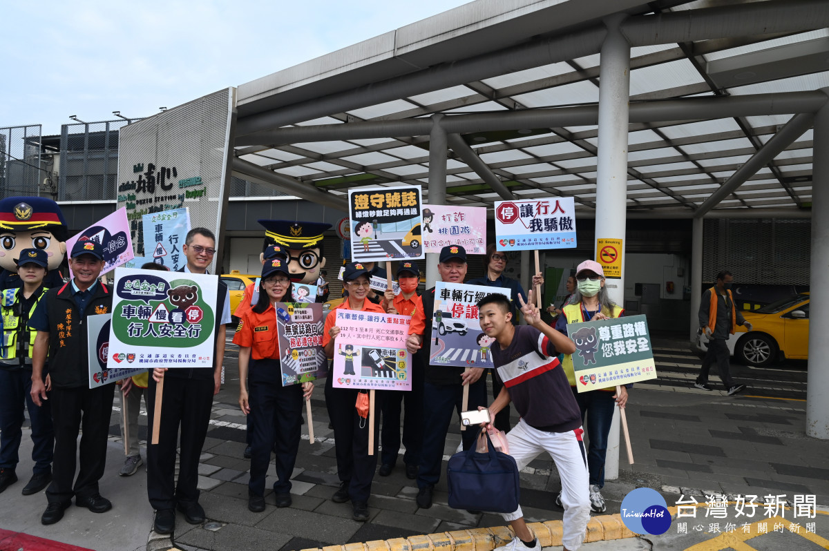 楊梅警分局提醒駕駛人「車輛慢看停、行人安全行」,以降低行人交通事故的發生。