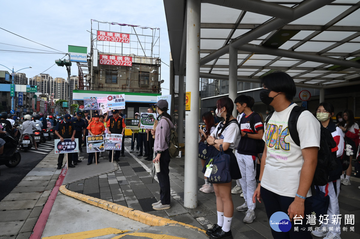 楊梅警分局提醒駕駛人「車輛慢看停、行人安全行」,以降低行人交通事故的發生。