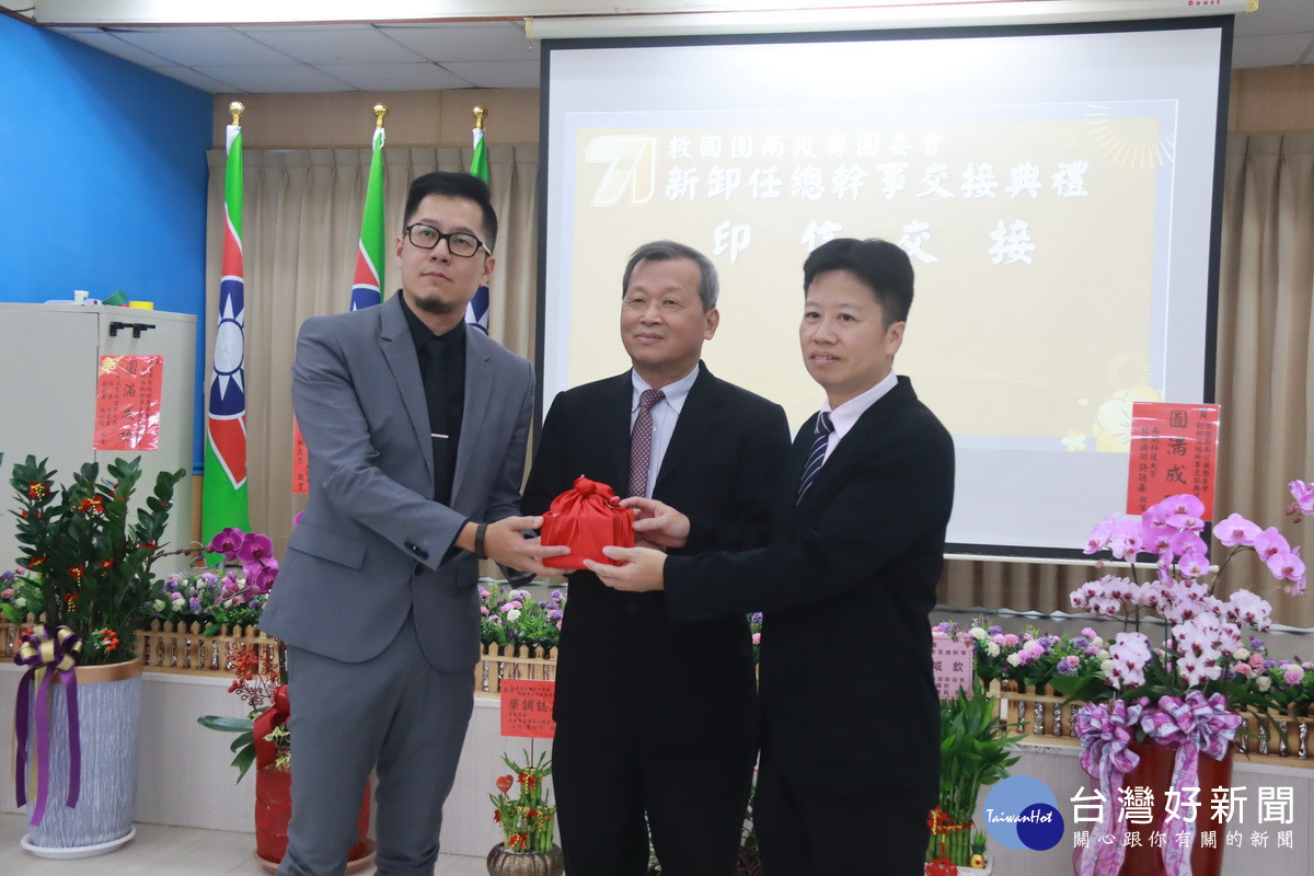 南投縣團委會總幹事邱冠彰（左）將印信交予李明組。（記者扶小萍攝）