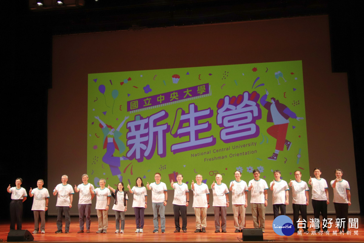 新生營逐一介紹主管,讓同學們更認識校內師長。