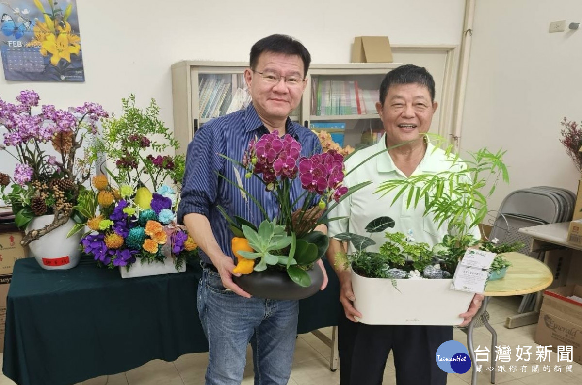 林坤田理事主席(右)與農業局專員黃玉珍歡迎市民到花卉批發市場感受花藝之美>