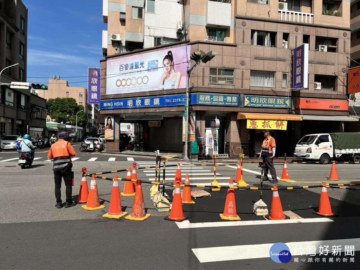 建設局人員先用圍欄將天坑隔離