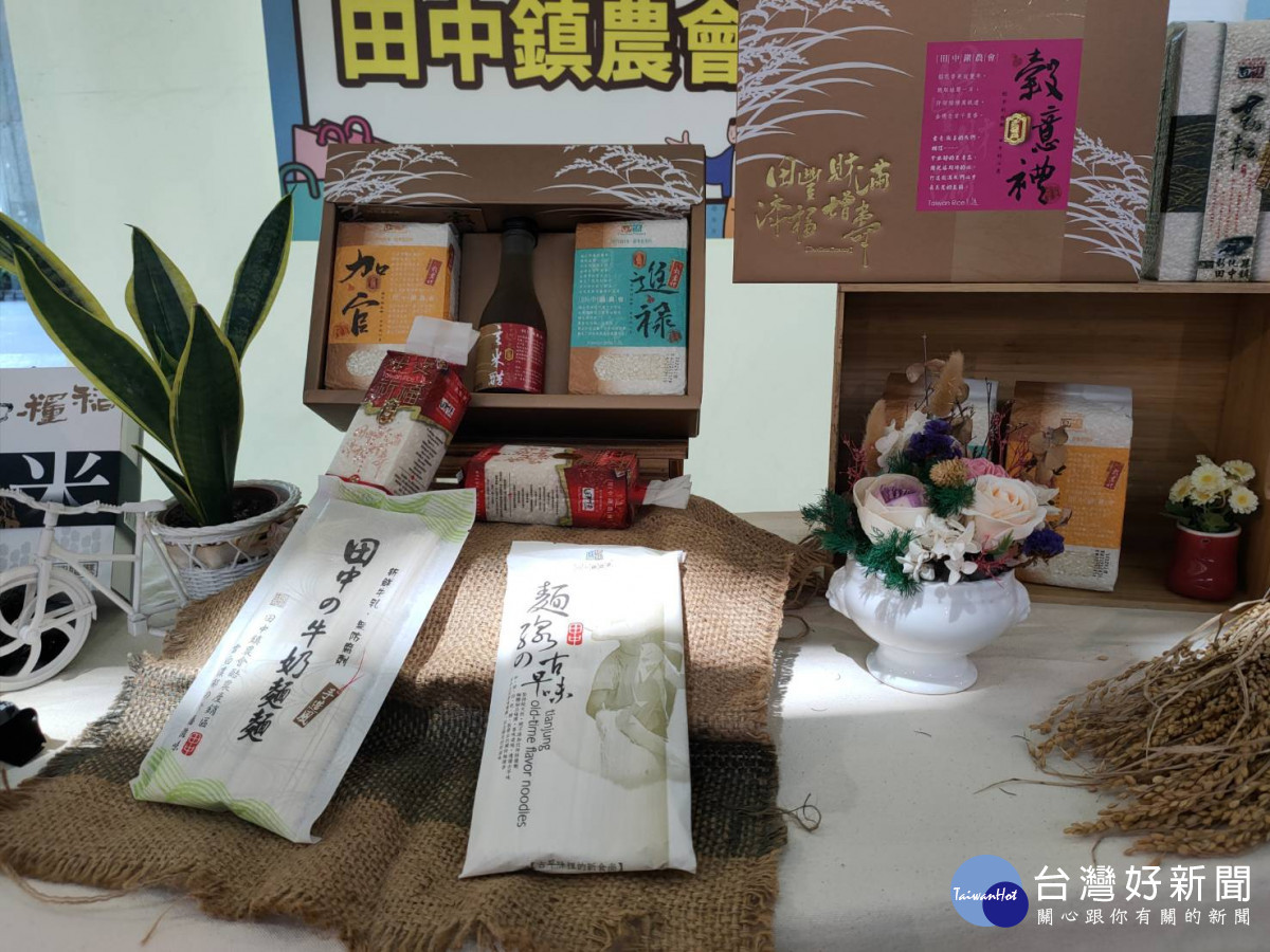 彰化各種特色的農特產伴手禮,推薦給觀看直播與現場的好朋友,只要於指定店家購買消費,就會比別人多一組抽獎序號。圖/記者鄧富珍攝